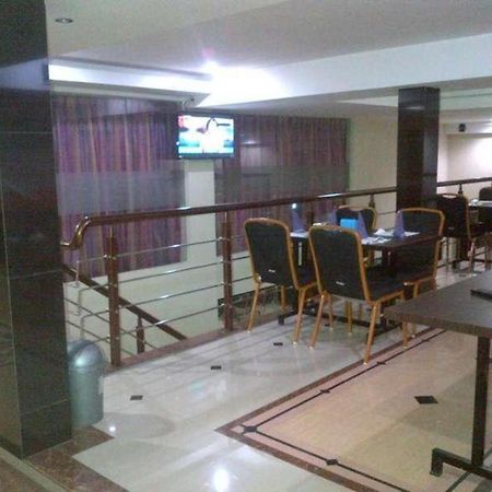 Erin Int Hotel Makassar Extérieur photo